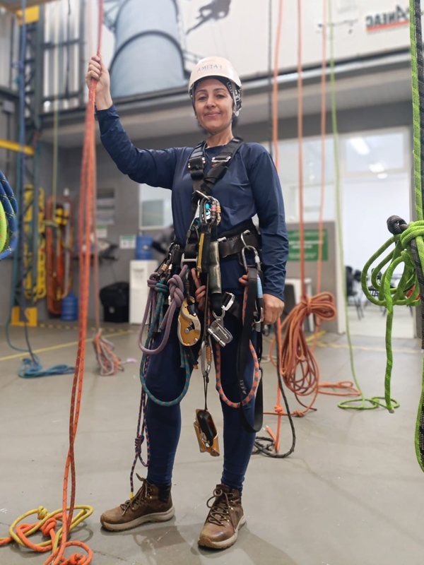 Colaboradora da Dubai Garden Rapel equipada para acesso por corda no centro de treinamento da certificação ANEAC